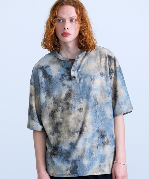 Revo.(レボ)の「Revo. フェード ダメージ加工 ヘンリーネック 半袖Tシャツ(Tシャツ/カットソー・メンズ・ブラック/ブラウン/サックスブルー・2/1)」の4枚目の写真