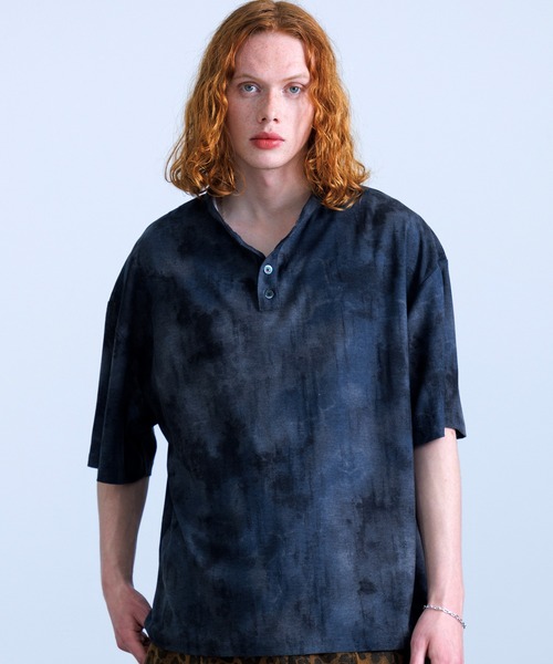 Revo.(レボ)の「Revo. フェード ダメージ加工 ヘンリーネック 半袖Tシャツ(Tシャツ/カットソー・メンズ・ブラック/ブラウン/サックスブルー・2/1)」の3枚目の写真