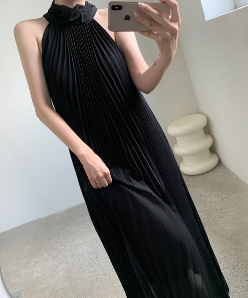 YUGA(ユーガ)の「YUGA_YGMC Korean-style Halter neck pleated dress(ワンピース・レディース・ブラック/ホワイト・FREE)」の16枚目の写真