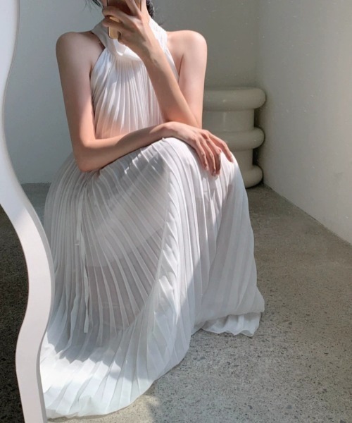 YUGA(ユーガ)の「YUGA_YGMC Korean-style Halter neck pleated dress(ワンピース・レディース・ブラック/ホワイト・FREE)」の11枚目の写真
