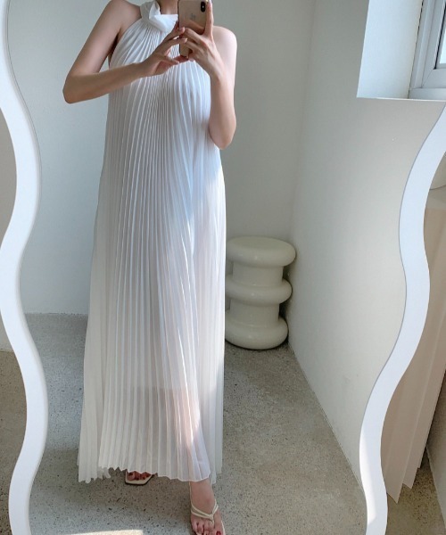 YUGA(ユーガ)の「YUGA_YGMC Korean-style Halter neck pleated dress(ワンピース・レディース・ブラック/ホワイト・FREE)」の13枚目の写真