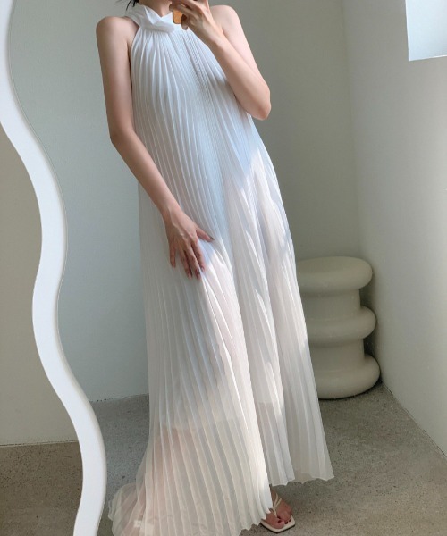 YUGA(ユーガ)の「YUGA_YGMC Korean-style Halter neck pleated dress(ワンピース・レディース・ブラック/ホワイト・FREE)」の4枚目の写真