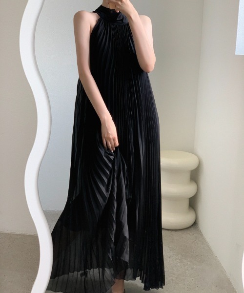 YUGA(ユーガ)の「YUGA_YGMC Korean-style Halter neck pleated dress(ワンピース・レディース・ブラック/ホワイト・FREE)」の15枚目の写真