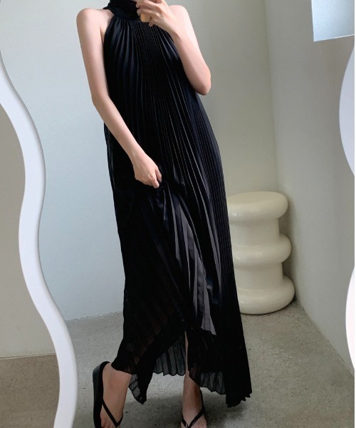 YUGA(ユーガ)の「YUGA_YGMC Korean-style Halter neck pleated dress(ワンピース・レディース・ブラック/ホワイト・FREE)」の18枚目の写真