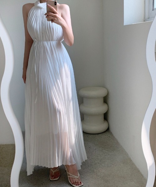 YUGA(ユーガ)の「YUGA_YGMC Korean-style Halter neck pleated dress(ワンピース・レディース・ブラック/ホワイト・FREE)」の6枚目の写真