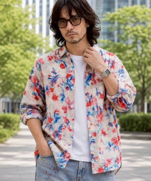 KAMINARI_TOKIO(カミナリトキオ)の「大柄フラワープリントレギュラーカラーシャツ(シャツ/ブラウス・レディース・ベージュ/レッド/ピンク/ブルー・FREE)」の2枚目の写真