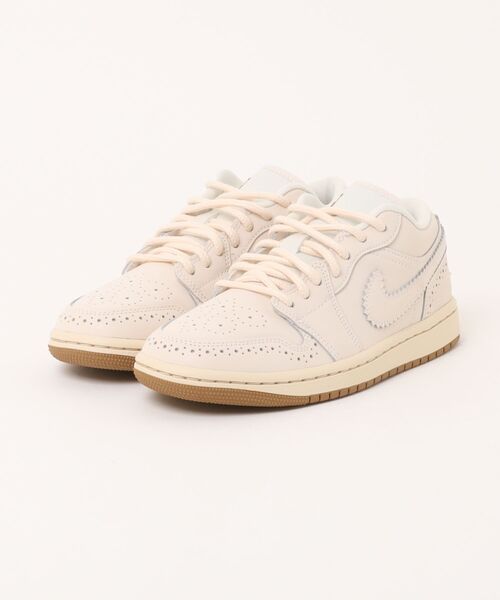 JORDAN BRAND(ジョーダンブランド)の「JORDAN BRAND W AIR JORDAN 1 LOW SE エア ジョーダン 1 LOW SE WIO0759 100CHALK/CHALK(スニーカー・レディース・ホワイト・23.0cm/24.0cm/22.5cm/25.0cm/24.5cm/23.5cm)」の1枚目の写真