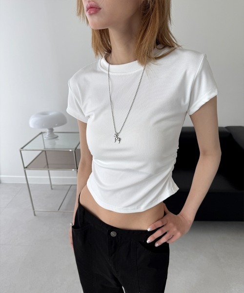 4INT.(フォイント)の「【ウエスト細見え】サイドシャーリング 無地 半袖 Tシャツ(Tシャツ/カットソー・レディース・チャコール/グレー/ブラック/ホワイト・FREE)」の2枚目の写真