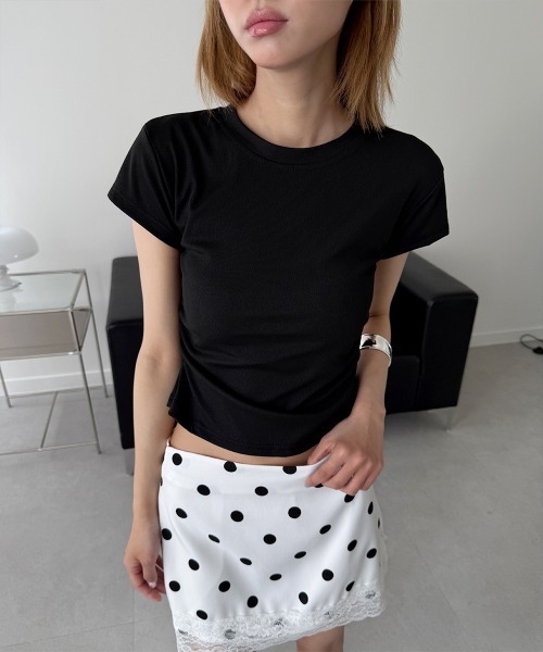 4INT.(フォイント)の「【ウエスト細見え】サイドシャーリング 無地 半袖 Tシャツ(Tシャツ/カットソー・レディース・チャコール/グレー/ブラック/ホワイト・FREE)」の1枚目の写真