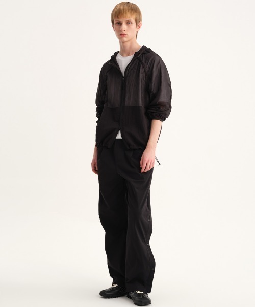 MODE COMMUTER(モードコミューター)の「Lightweight Mesh Full-Zip Hoodie Jacket(マウンテンパーカー・メンズ・ブラック・LARGE)」の5枚目の写真