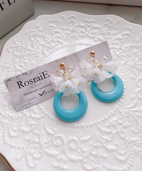 tone(トーン)の「【RosraiE】ターコイズ柄ホワイトフラワービーズ イヤリング(MA)(イヤリング・レディース・ゴールド・FREE)」の2枚目の写真