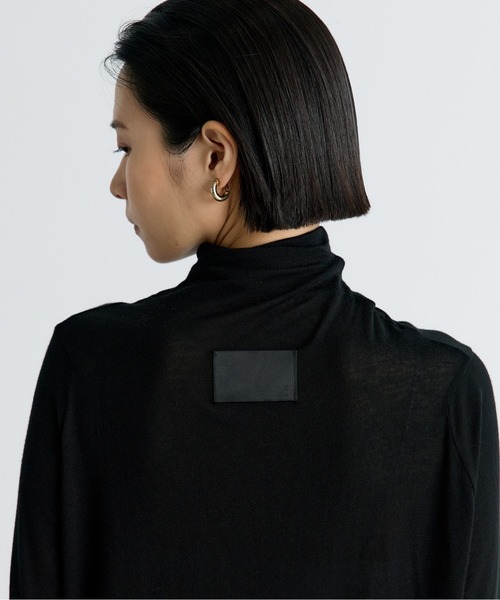 COGTHEBIGSMOKE(コグザビッグスモーク)の「【COGTHEBIGSMOKE/コグザビッグスモーク】OMARI BOTTLE NECK TOP/カシミヤシルクシアージャージートップス(Tシャツ/カットソー・レディース・オフホワイト/ブラック・1)」の19枚目の写真