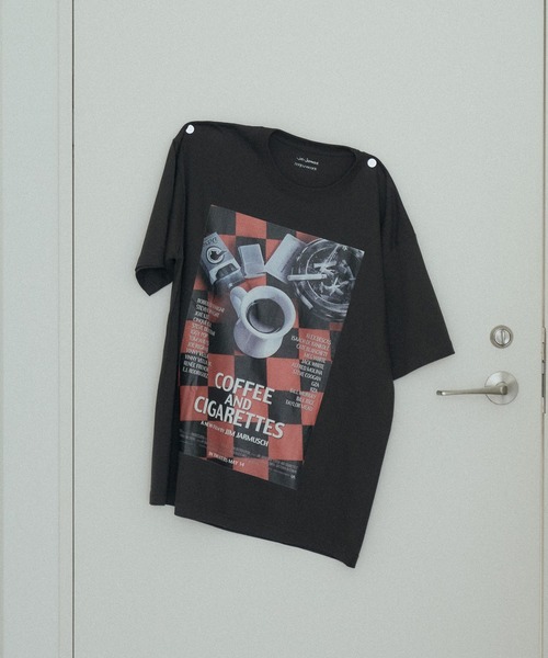 bonjour records(ボンジュールレコーズ)の「Jim Jarmusch/ジム・ジャームッシュ for bonjour records “Stranger Than Paradise” ,“Coffee And Cigarettes” Tシャツ(Tシャツ/カットソー・メンズ・ブラック/ブラック系その他/ホワイト系その他/ホワイト・M/XL/L)」の4枚目の写真