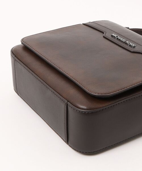 MICHAEL KORS(マイケルコース)の「COOPER SQUARE FLAP XBODY(ショルダーバッグ・メンズ・ブラウン系・FREE)」の3枚目の写真