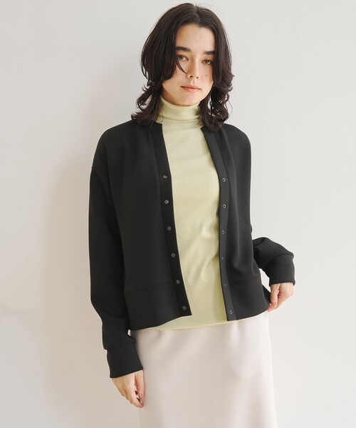 UNFILO（アンフィーロ）の「【WEB限定カラー】BEAUTY FORM JERSEY キーネックカーディガン（カーディガン/ボレロ・レディース・ベージュ系/ネイビー系/ブラック系/レッド系/カーキ系/ターコイズブルー系/グレー系・X-LARGE）」の2枚目の写真