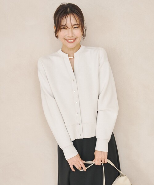 UNFILO（アンフィーロ）の「【WEB限定カラー】BEAUTY FORM JERSEY キーネックカーディガン（カーディガン/ボレロ・レディース・ベージュ系/ネイビー系/ブラック系/レッド系/カーキ系/ターコイズブルー系/グレー系・X-LARGE）」の10枚目の写真