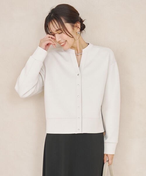UNFILO（アンフィーロ）の「【WEB限定カラー】BEAUTY FORM JERSEY キーネックカーディガン（カーディガン/ボレロ・レディース・ベージュ系/ネイビー系/ブラック系/レッド系/カーキ系/ターコイズブルー系/グレー系・X-LARGE）」の12枚目の写真