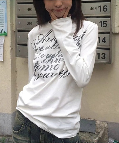 AsheKsha（アシクシャ）の「ロゴプリント ホワイト丸首長袖Tシャツ（Tシャツ/カットソー・レディース・ホワイト・M）」の2枚目の写真