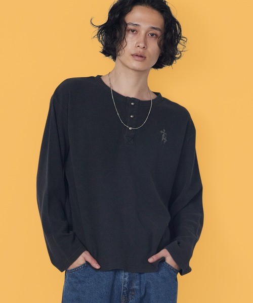ROOPTOKYO（ループトウキョウ）の「ワンポイント刺繍ワッフルヘンリーネックロンT Tシャツ 長袖 ピグメント加工 ワッフル生地 カジュアル y2K グランジ ストリート メンズ レディース 2026年 秋 秋服 冬 冬服（Tシャツ/カットソー・メンズ・ブラック/レッド/チャコール・M/L）」の2枚目の写真