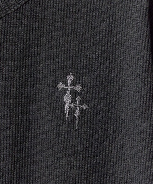 ROOPTOKYO（ループトウキョウ）の「ワンポイント刺繍ワッフルヘンリーネックロンT Tシャツ 長袖 ピグメント加工 ワッフル生地 カジュアル y2K グランジ ストリート メンズ レディース 2026年 秋 秋服 冬 冬服（Tシャツ/カットソー・メンズ・ブラック/レッド/チャコール・M/L）」の6枚目の写真