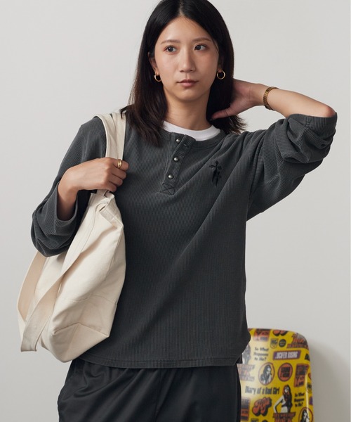 ROOPTOKYO（ループトウキョウ）の「ワンポイント刺繍ワッフルヘンリーネックロンT Tシャツ 長袖 ピグメント加工 ワッフル生地 カジュアル y2K グランジ ストリート メンズ レディース 2026年 秋 秋服 冬 冬服（Tシャツ/カットソー・メンズ・ブラック/レッド/チャコール・M/L）」の10枚目の写真