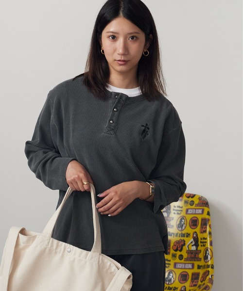 ROOPTOKYO（ループトウキョウ）の「ワンポイント刺繍ワッフルヘンリーネックロンT Tシャツ 長袖 ピグメント加工 ワッフル生地 カジュアル y2K グランジ ストリート メンズ レディース 2026年 秋 秋服 冬 冬服（Tシャツ/カットソー・メンズ・ブラック/レッド/チャコール・M/L）」の12枚目の写真