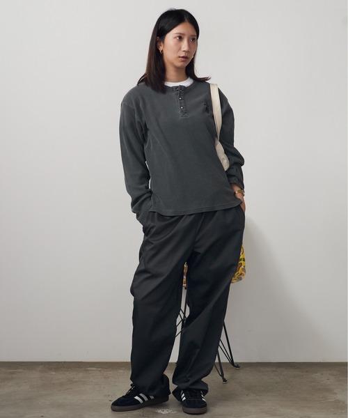 ROOPTOKYO（ループトウキョウ）の「ワンポイント刺繍ワッフルヘンリーネックロンT Tシャツ 長袖 ピグメント加工 ワッフル生地 カジュアル y2K グランジ ストリート メンズ レディース 2026年 秋 秋服 冬 冬服（Tシャツ/カットソー・メンズ・ブラック/レッド/チャコール・M/L）」の13枚目の写真