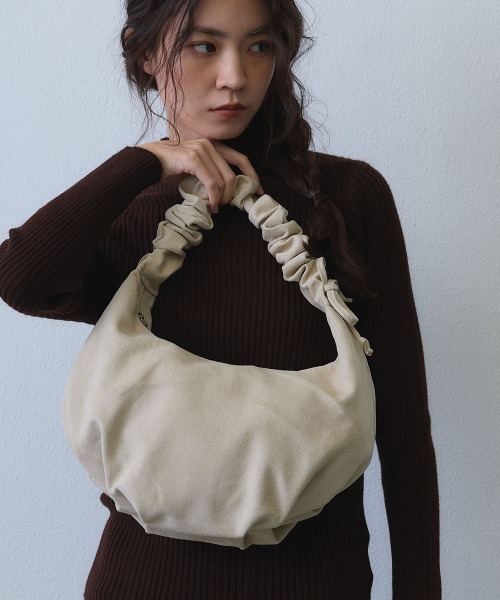 Clum(クルム)の「gather handle shoulder bag / ギャザーハンドルショルダーバッグ(ショルダーバッグ・レディース・ブラック/アイボリー・FREE)」の1枚目の写真