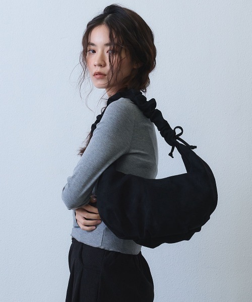 Clum(クルム)の「gather handle shoulder bag / ギャザーハンドルショルダーバッグ(ショルダーバッグ・レディース・ブラック/アイボリー・FREE)」の2枚目の写真