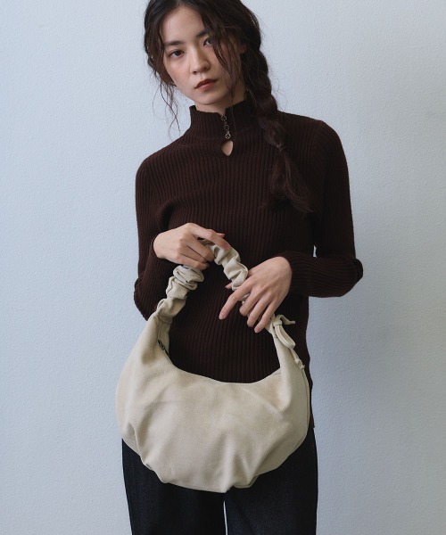 Clum(クルム)の「gather handle shoulder bag / ギャザーハンドルショルダーバッグ(ショルダーバッグ・レディース・ブラック/アイボリー・FREE)」の3枚目の写真