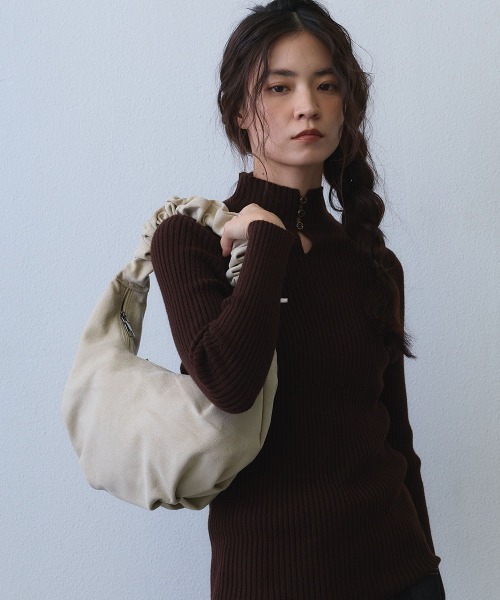 Clum(クルム)の「gather handle shoulder bag / ギャザーハンドルショルダーバッグ(ショルダーバッグ・レディース・ブラック/アイボリー・FREE)」の4枚目の写真