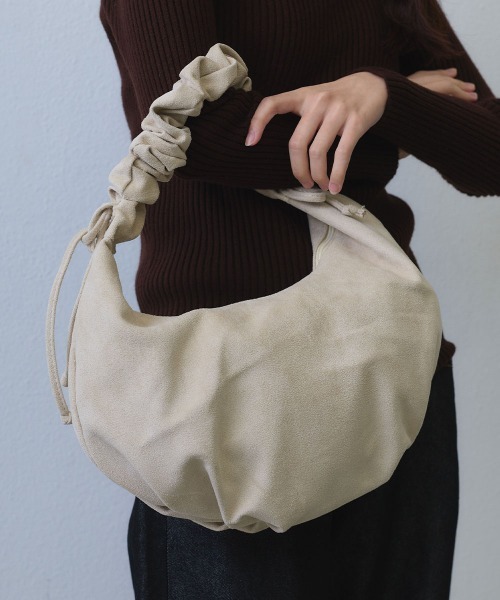 Clum(クルム)の「gather handle shoulder bag / ギャザーハンドルショルダーバッグ(ショルダーバッグ・レディース・ブラック/アイボリー・FREE)」の5枚目の写真