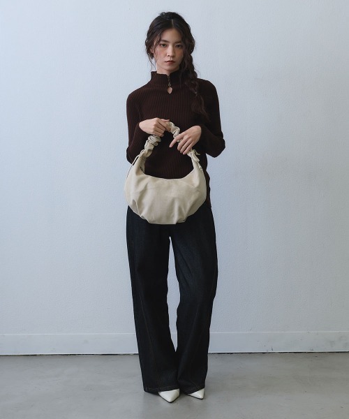 Clum(クルム)の「gather handle shoulder bag / ギャザーハンドルショルダーバッグ(ショルダーバッグ・レディース・ブラック/アイボリー・FREE)」の6枚目の写真