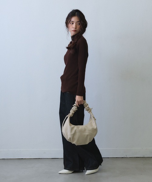 Clum(クルム)の「gather handle shoulder bag / ギャザーハンドルショルダーバッグ(ショルダーバッグ・レディース・ブラック/アイボリー・FREE)」の7枚目の写真