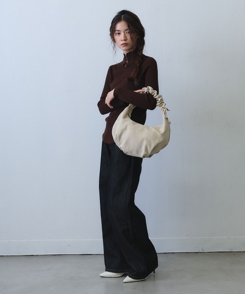 Clum(クルム)の「gather handle shoulder bag / ギャザーハンドルショルダーバッグ(ショルダーバッグ・レディース・ブラック/アイボリー・FREE)」の8枚目の写真