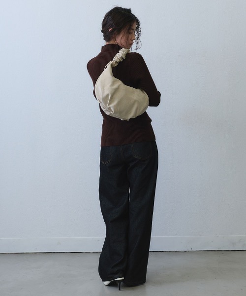 Clum(クルム)の「gather handle shoulder bag / ギャザーハンドルショルダーバッグ(ショルダーバッグ・レディース・ブラック/アイボリー・FREE)」の9枚目の写真
