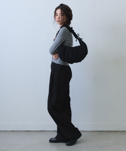 Clum(クルム)の「gather handle shoulder bag / ギャザーハンドルショルダーバッグ(ショルダーバッグ・レディース・ブラック/アイボリー・FREE)」の13枚目の写真