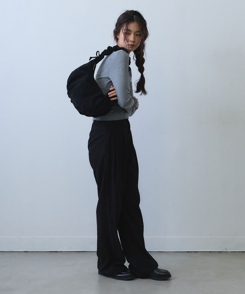Clum(クルム)の「gather handle shoulder bag / ギャザーハンドルショルダーバッグ(ショルダーバッグ・レディース・ブラック/アイボリー・FREE)」の14枚目の写真