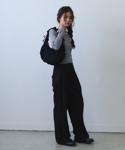 Clum(クルム)の「gather handle shoulder bag / ギャザーハンドルショルダーバッグ(ショルダーバッグ・レディース・ブラック/アイボリー・FREE)」の15枚目の写真