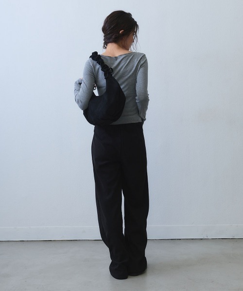 Clum(クルム)の「gather handle shoulder bag / ギャザーハンドルショルダーバッグ(ショルダーバッグ・レディース・ブラック/アイボリー・FREE)」の16枚目の写真