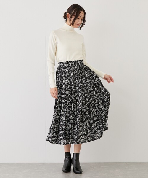Jayro(ジャイロ)の「花柄消しプリーツスカート(スカート・レディース・ブラック系その他/ベージュ/ブルー系その他4・M)」の8枚目の写真