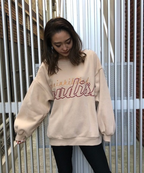 ENVYM(アンビー)の「レタリングルーズPO(スウェット・レディース・グレー/ピンク/ベージュ/パープル・FREE)」の3枚目の写真