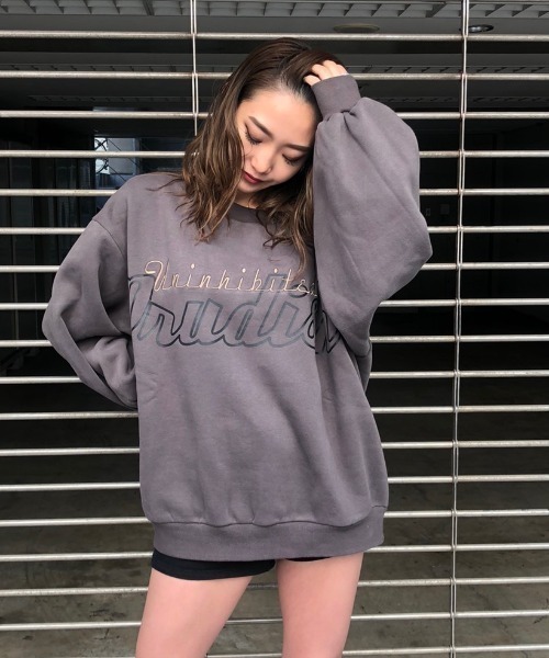 ENVYM(アンビー)の「レタリングルーズPO(スウェット・レディース・グレー/ピンク/ベージュ/パープル・FREE)」の2枚目の写真