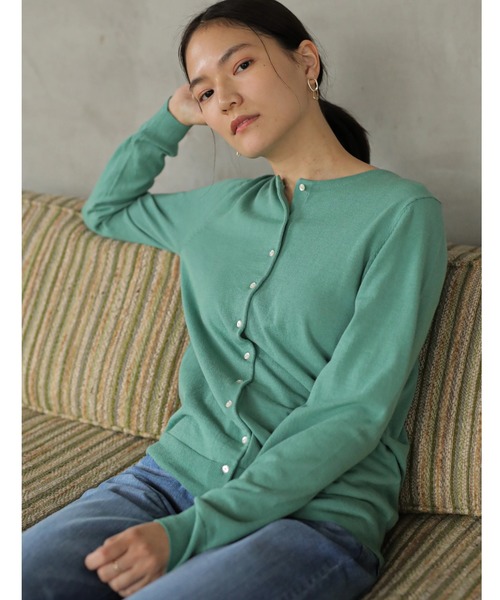 AMERICAN HOLIC（アメリカンホリック）の「クルーネックフロントボタンカーディガン　＊〇（カーディガン/ボレロ・レディース・ブラック/ベージュ/ネイビー/ピンク/イエロー/グリーン/アイボリー/その他7・M/L）」の4枚目の写真