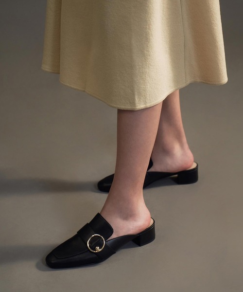 CHARLES & KEITH(チャールズ & キース)の「リングエンベリッシュド ローファーミュール / Ring Embellished Loafer Mules(ローファー・レディース・ブラック/オフホワイト・22.5cm/23cm/23.5cm/24.5cm/25cm/22cm/25.5cm)」の10枚目の写真