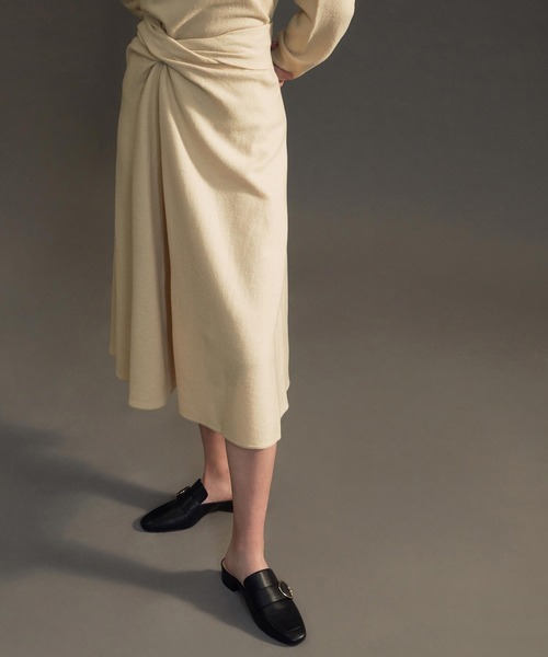 CHARLES & KEITH(チャールズ & キース)の「リングエンベリッシュド ローファーミュール / Ring Embellished Loafer Mules(ローファー・レディース・ブラック/オフホワイト・22.5cm/23cm/23.5cm/24.5cm/25cm/22cm/25.5cm)」の12枚目の写真