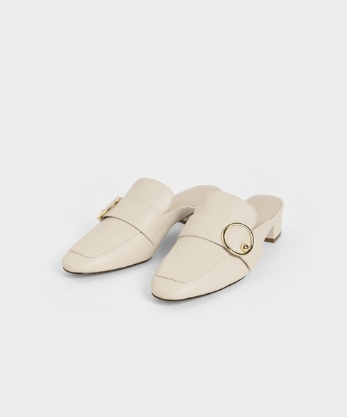 CHARLES & KEITH(チャールズ & キース)の「リングエンベリッシュド ローファーミュール / Ring Embellished Loafer Mules(ローファー・レディース・ブラック/オフホワイト・22.5cm/23cm/23.5cm/24.5cm/25cm/22cm/25.5cm)」の4枚目の写真