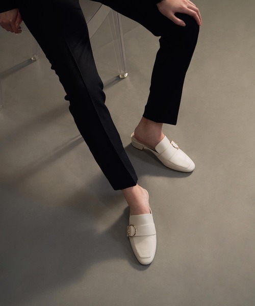 CHARLES & KEITH(チャールズ & キース)の「リングエンベリッシュド ローファーミュール / Ring Embellished Loafer Mules(ローファー・レディース・ブラック/オフホワイト・22.5cm/23cm/23.5cm/24.5cm/25cm/22cm/25.5cm)」の5枚目の写真
