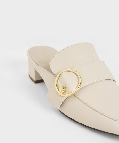 CHARLES & KEITH(チャールズ & キース)の「リングエンベリッシュド ローファーミュール / Ring Embellished Loafer Mules(ローファー・レディース・ブラック/オフホワイト・22.5cm/23cm/23.5cm/24.5cm/25cm/22cm/25.5cm)」の6枚目の写真