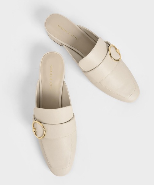 CHARLES & KEITH(チャールズ & キース)の「リングエンベリッシュド ローファーミュール / Ring Embellished Loafer Mules(ローファー・レディース・ブラック/オフホワイト・22.5cm/23cm/23.5cm/24.5cm/25cm/22cm/25.5cm)」の9枚目の写真